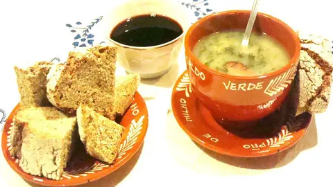 Premiado como uma das 7 Maravilhas Gastronómicas de Portugal, o caldo verde de Valença, cozinhado com couve galega, será uma das sugestões a apresentar fóra do concelho, pois foi um prato vencedor daquele concurso nacional, e integra uma lista internacional das 20 sopas mais apreciadas, de acordo com a CNN Travel.