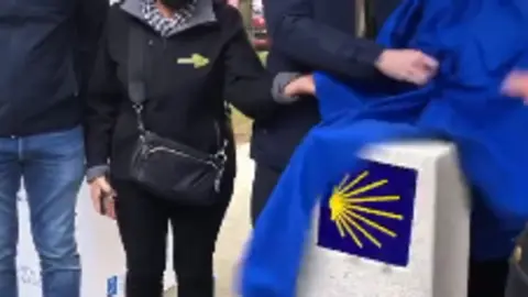 El vicepresidente primero de la Xunta, Alfonso Rueda, inauguró uno de los elementos más representativos del Camino en la ruta xacobea más antigua, que se suma a los hitos colocados en otros lugares de Galicia, España y el extranjero.