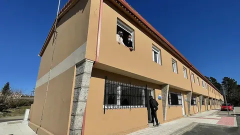 A conselleira de Medio Ambiente, Territorio e Vivenda visitou as catro vivendas próximas ao CEIP Manuel Sieiro en Crecente, rehabilitadas con fondos públicos. ARCHIVO.