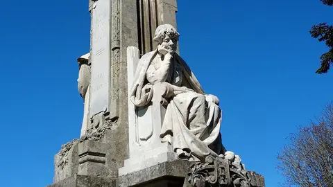 Monumento a Rosalía de Castro, en Santiago.