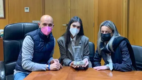 Emma, veciña de Atios de 22 anos, foi recibida no seu concello polo alcalde, Alejandro Lorenzo, e a concelleira de Educación, Carolina González. 