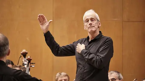 Nesta traxectoria de dez anos á fronte da formación compostelá, o traballo do mestre Daniel destaca polo seu firme compromiso coa promoción e difusión da música feita en Galicia.