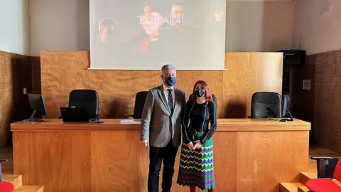 O secretario xeral de Política Lingüística, Valentín García e Montse Rivera, compoñente de Pesdelán.