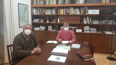 O director xeral de Planificación e Ordenación Forestal reuniuse co presidente de PEFC Galicia para analizar -entre outras cuestións- as perspectivas de crecemento que ofrece a certificación de producións dos montes como o mel ou os produtos gandeiros.