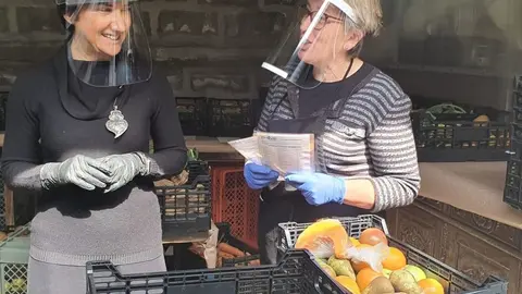 Ministra de Agricultura, Maria do Céu Antunes, con propietario de una finca hortícola, Paredes. ARCHIVO. 