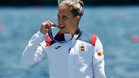 La gallega Teresa Portela posa con la medalla de plata durante la ceremonia de premios de los 200m kayak individual femenino en el piragüismo en sprint de los Juegos Olímpicos 2020.