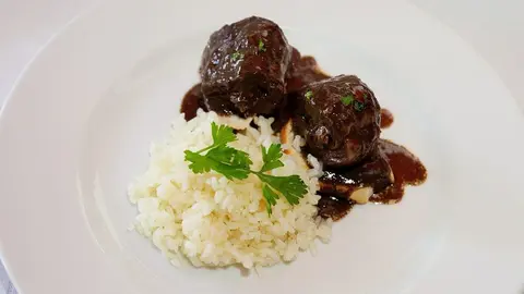 Entre janeiro e abril, a gastronomia de Esposende evidencia a lampreia do estuário do rio Cávado, nas diversas formas de a confecionar e com “diferentes companhias” (arroz, batata…), traduzindo-se no arroz de lampreia, na lampreia à bordalesa ou na lampreia assada no forno. 