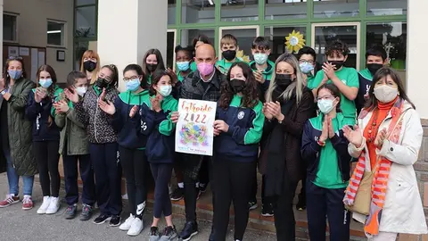 O xurado, composto polo alcalde, Alejandro Lorenzo, e as pintoras locais Nuria Vilanova e Chelo Rodríguez, seleccionaron o deseño de Valeria entre os preto de 200 carteis que presentaron os centros educativos de primaria e secundaria e Aceesca. 
