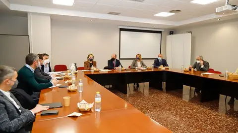 A conselleira de Infraestruturas e Mobilidade, coa delegada da Xunta en Vigo, Marta Fernández-Tapias, mantivo unha reunión coa nova xunta directiva da Asociación de Construtores de Pontevedra.