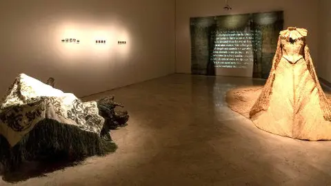 Carla Hayes, Am I not a woman?; Telón; Sín título (Vestido), 2021. Colección de la artista .