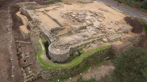 O Castelo de Rocha Forte está situado na parroquia de Santa María de Conxo de Santiago de Compostela.