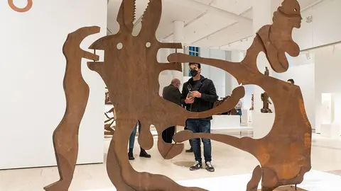 La muestra, que cierra sus puertas este domingo, congregó en el Museo Centro Gaiás a más de 15.000 personas que pudieron descubrir la faceta escultórica del artista pontevedrés Jorge Castillo Casalderrey a través de una antología de 120 piezas.