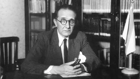 A vida de Alfonso R. Castelao pasou polo meniño rianxeiro, o rapaz emigrante e retornado, o debuxante e o pintor autodidacta, o médico entregado, o ilustrador que se vale dos debuxos de humor para concienciar os galegos, o funcionario, o profesor de debuxo, o membro das Irmandades da Fala, o escritor e artista.