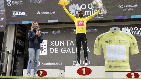 Marta Fernández-Tapias fixo entrega do maillot amarelo a Magnus Cort Nielsen como líder da clasificación xeral.