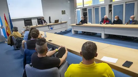 O secretario xeral para o Deporte, José Ramón Lete Lasa mantén unha xuntanza de traballo cos clubs galegos de remo de banco móvil.