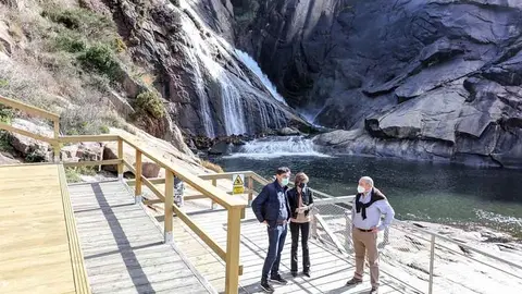 La directora de Turismo de Galicia, Nava Castro, comprobó los trabajos de eliminación de las barreras arquitectónicas llevados adelante en la cascada para la que el Gobierno gallego destinó el año pasado casi 30.000 euros. ARCHIVO.