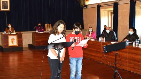 Alumnado do Colexio Castro-Mos demostra no Pleno a súa implicación coa igualdade cun manifesto polo 8M.