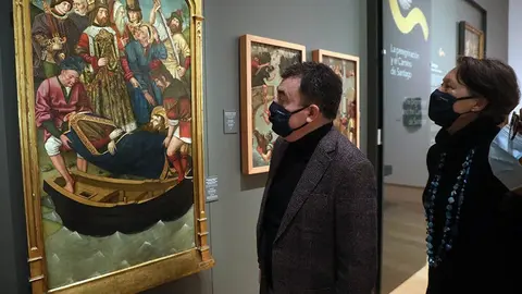 El conselleiro de Cultura, Educación y Universidad, Román Rodríguez, visitó la pieza ‘Embarque en Jafa do corpo de Santiago o Maior' que estará en el museo hasta 2023.