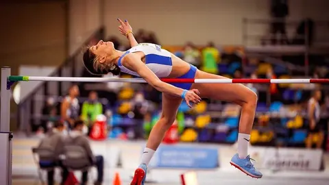 A reaparición de Saleta Fernández non poido ser mellor. A de Monforte, cunha bancada entregada,  lograba a súa MMT con 1.85 m. recuperando sensacións e facéndose co título logo dun ano cheo de problemas físicos.