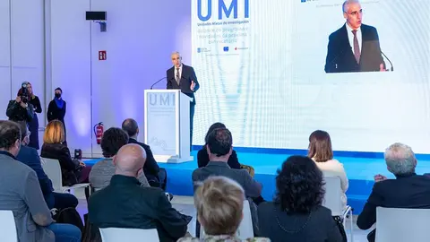 Conde explica que la novedad de esta edición, a la que la Xunta destina un presupuesto de 12 M€, es que incluye apoyos para la creación de centros mixtos de investigación, con el objetivo de dar estabilidad a las unidades consolidadas.