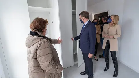 O presidente da Xunta, Alberto Núñez Feijóo, acompañado da conselleira de Medio Ambiente, Territorio e Vivenda, Ángeles Vázquez, participa na entrega de chaves a adxudicatarios de vivendas protexidas de promoción pública, en Vigo, 