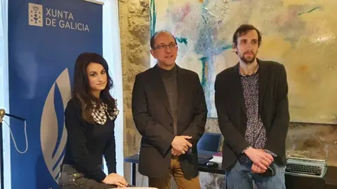 O secretario xeral de Cultura, Anxo M. Lorenzo, recibe na Coruña ao escritor, que pasará este mes de marzo na Residencia Literaria 1863 para comezar co seu traballo de tradución.