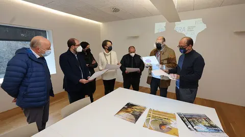 O secretario xeral de Cultura Anxo M. Lorenzo e a directora xeral de Patrimonio Cultural M. Carmen Martínez Insua presentaron a programación de primavera do Parque Arqueoloxico da Arte Rupestre.