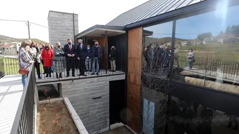 O vicepresidente primeiro, Alfonso Rueda, e o conselleiro de Cultura, Educación e Universidade, Román Rodríguez, inauguraron a reforma e restauración do antigo cine-baile da parroquia de Carballedo, unha obra na que a Xunta investiu 350.000 euros.