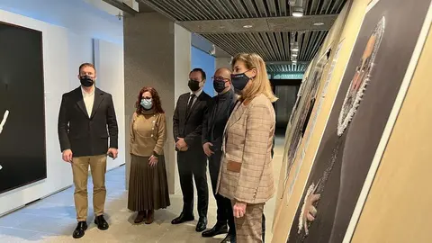 El secretario general de Cultura, Ángel M. Lorenzo, y el delegado territorial de la Xunta en A Coruña, Gonzalo Trenor, participan en la apertura de la exposición promovida por el Museo Nacional del Prado con el apoyo de la Fundación AXA y la colaboración de la ONCE.