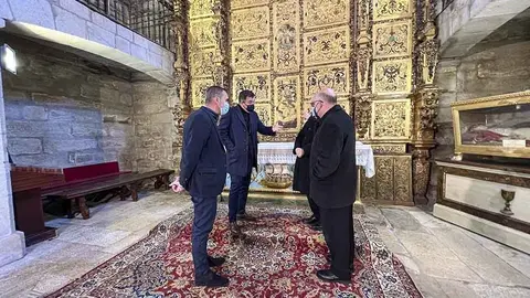 El conselleiro de Cultura visita el templo, en el que el Gobierno autonómico impulsa una serie de actuaciones para su conservación y para divulgar su papel histórico.