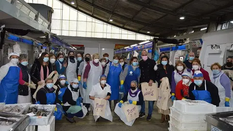 •	A alcaldesa de Mos, Nidia Arévalo, e o alcalde do Porriño, Alejandro Lorenzo, visitaron a Praza de Abastos do Porriño para visibilizar a importante contribución á sociedade de ambos os dous concellos das peixeiras e placeiras.