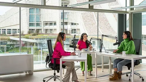 Raquel Seijo, promotora musical responsable de las actuaciones en Galicia de artistas como Björk, Muse o Shakira, y Andrea González, pianista, gestora musical y directora del festival internacional de teclado IKFEM, son las invitadas de la primera entrega.