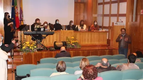 A sessão contou com a presença do Vice-Presidente, Paulo Barreiro de Sousa, que encerrou a tertúlia enaltecendo as intervenções ocorridas ao longo da noite, relembrando que este dia serve para refletirmos acerca da importância das mulheres na sociedade e recordar a história da luta pelos seus direitos. 