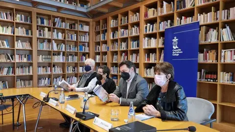  Rosario Álvarez y Antonio Rodríguez Miranda, junto con el director del Archivo de la Emigración Gallega, Xosé Manoel Núñez Seixas, presentaron este nuevo volumen.