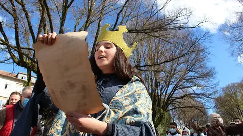 Uma aluna limiana emulando Dona Teresa.