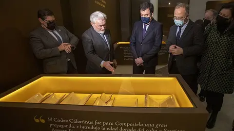 El  conselleiro de Cultura, Educación e Universidade, Román Rodríguez, e o director cultural da Biblioteca Nacional de España, Ángel Martínez Roger, inauguran la exposición 'Xacobeo. As pegadas do Camiño'.