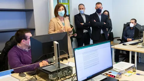 La conselleira de Medio Ambiente, Territorio e Vivenda, Ángeles Vázquez, acompañada por el delegado territorial da Xunta ena Coruña, Gonzalo Trenor, e o director do Instituto Galego da Vivenda e Solo, Heriberto García Porto, visita la nueva Oficina de rehabilitación de vivenda.

