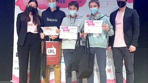 Los alumnos de Acacias-Montecastelo Chapel, Giacone y Pedrosa recogiendo el premio.