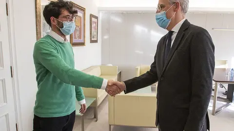 O vicepresidente segundo e conselleiro de Economía, Empresa e Innovación, Francisco Conde, mantén un encuentro con el nuevo gerente del Centro de Supercomputación de Galicia (Cesga), Lois Orosa.