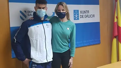 Fernández-Tapias hace entrega a Juan Ferrón de la equipación con la que competirá en el campeonato del mundo de natación adaptada.