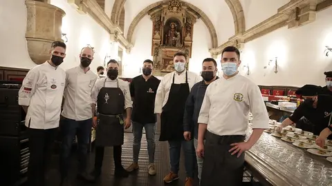 Los chefs ganadores de los certámenes de tapas de las siete capitales gallegas compitieron hoy en la Cidade da Cultura por el premio al mejor pincho de la comunidad gallega.