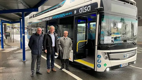 O vehículo foi testado esta mañá na liña de transporte metropolitano que une o aeroporto de Alvedro co centro da Coruña.