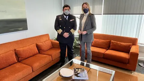 Fernández-Tapias recibe ao novo comandante naval de Vigo.