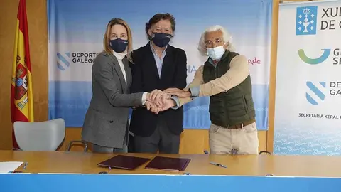 O secretario xeral para o Deporte, José Ramón Lete Lasa, e a delegada da Xunta en Vigo, Marta Fernández Tapias, asinaron na mañá de hoxe co responsable do Club de Corredores Vig-Bay, Eduardo Vieira, o contrato de patrocinio.