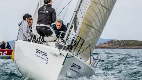 El velero liderado por Javier de la Gandara firmó este domingo dos nuevas victorias. © ROSANA CALVO. 