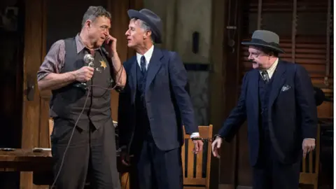 De izquierda a derecha, John Goodman, John Slattery y Nathan Lane en la reposición de 'The Front Page'.