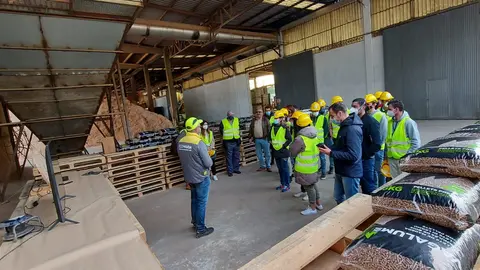 El director de la Agencia Gallega de la Industria Forestal (Genera), Ignacio Lema, acompañó al alumnado de la Escuela de Ingeniería Forestal de Pontevedra que visitó la empresa para conocer de cerca su proceso productivo.
