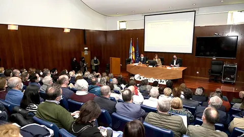 A conselleira de Medio Ambiente, Territorio e Vivenda, Ángeles Vázquez, acompañada do delegado territorial da Xunta na cidade, Gonzalo Trenor, e do director xeral do IGVS, Heriberto García.