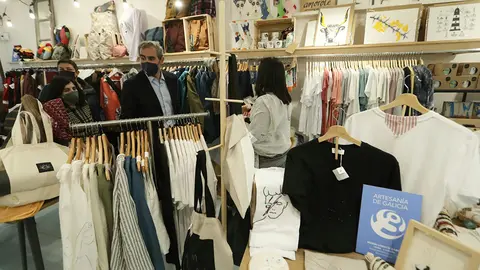El director general de Comercio y Consumo, Manuel Heredia, visitó en Santiago el espacio de Creativas Gallegas.