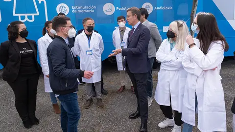 O titular do Goberno galego, Alberto Núñez Feijóo, acompañado da conselleira de Política Social, Fabiola García, participa na presentación do tráiler Coidados porta a porta. No . O Roupeiro, Pereiro de Aguiar, 29/03/22.